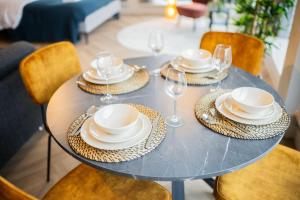 szklany stół z talerzami i kieliszkami do wina w obiekcie Alphabet Studio Apartments including City view w mieście Hilversum