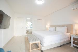 Letto o letti in una camera di Maho Beach House - Luxe 1 Bedroom - Ocean Hideaway