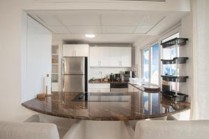 Cucina o angolo cottura di Maho Beach House - Luxe 1 Bedroom - Ocean Hideaway