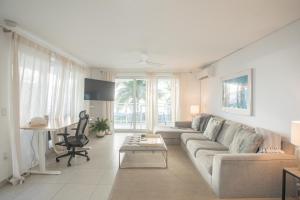 un soggiorno con un divano e un tavolo di Maho Beach House - Luxe 1 Bedroom - Ocean Hideaway a Maho Reef