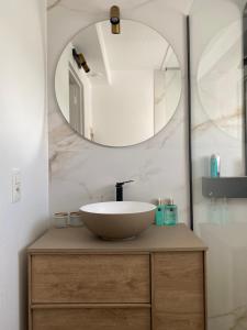 een badkamer met een wastafel en een spiegel bij Moderne studio in Nieuwpoort