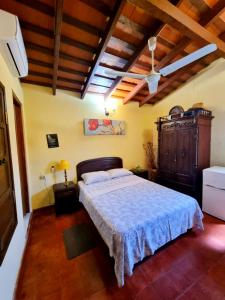 a bedroom with a bed and a wooden ceiling at Mi lugar Vintage Hostal - calor de hogar! in Asunción