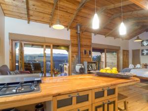 cocina con techos de madera y vistas a un dormitorio en Cliffhanger Cottages en Rheenendal