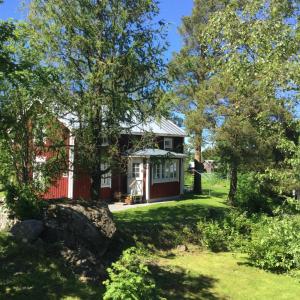 ein Haus mit einem roten und weißen Haus in der Unterkunft Lillstugan in Vöyri
