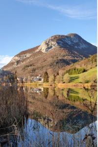 ein Berg mit einer Reflexion im Wasser eines Sees in der Unterkunft Chalet de la Thuile in La Thuile