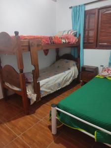 Habitación con 2 literas y 1 cama en Cabañas Los Materos en Santa María
