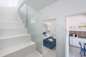 una escalera que conduce a una sala de estar y una cocina en PF Luce del Mare luxury apartment, en San Vito lo Capo