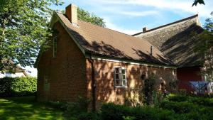 an old brick house with a shingled roof at Altes Waschhaus in Putbus