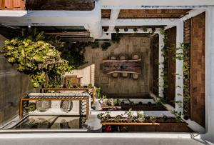 una vista aérea de un jardín con mesas y plantas en Hotel Banana Boutique & Spa by Paradise Hotels - 5th Av Playa del Carmen en Playa del Carmen