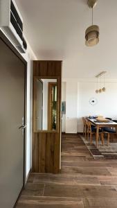uma sala de jantar com uma mesa e uma porta de madeira em Apartments Myna in Kraljevi Cardaci em Kopaonik