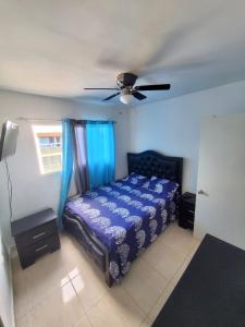 Postel nebo postele na pokoji v ubytování Acogedor apartment , seguridad las 24 horas , Airport 8 minutos, Centro de Santiago 10 Minutos , Tamboril la capital mundial del cigarro 10 minutos