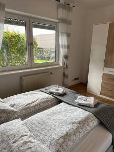 een slaapkamer met een bed met twee handdoeken erop bij Gartenparadies mit Rheinblick in Urbar in Urbar