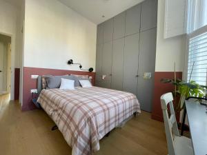 Un pat sau paturi într-o cameră la Spacious apartment with terrace