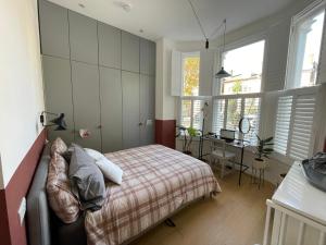 Uma cama ou camas num quarto em Spacious apartment with terrace