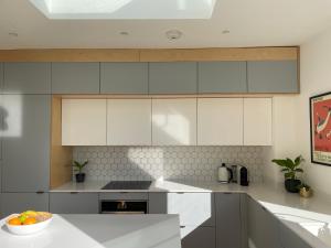 A cozinha ou kitchenette de Spacious apartment with terrace