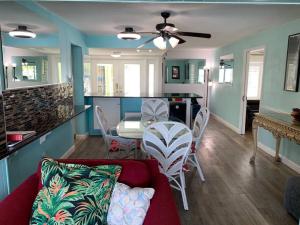 Oceanview home on Indian Rocks Beach في كليرووتر بيتش: غرفة معيشة مع أريكة حمراء وطاولة