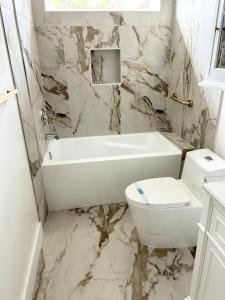 Ванна кімната в Joys Galleria Luxury Homes