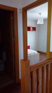 um quarto com uma cama e uma porta com um espelho em Casa Chocolate San Miguel del Pino Valladolid em San Miguel del Pino