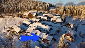 una vista aérea de un pueblo cubierto de nieve en Kope, Jagoda 8 - Studio 2, en Slovenj Gradec