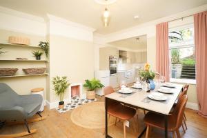 een keuken en eetkamer met een tafel en stoelen bij Hamilton House in Sheffield