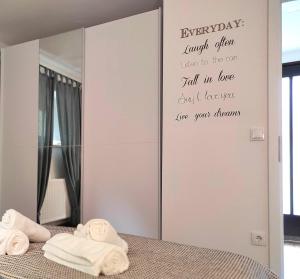 espejo con toallas en una cama en una habitación en Apartment M42 en Zagreb