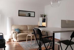 sala de estar con mesa y sofá en Apartment M42 en Zagreb