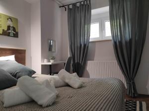 1 dormitorio con 2 camas y ventana en Apartment M42 en Zagreb