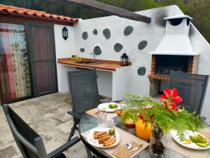 patio con tavolo e piano cottura di CASA FINCA El ROQUE a La Guancha