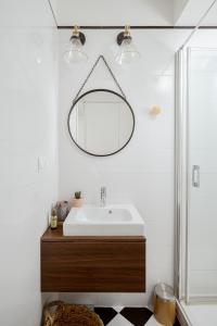 bagno con lavandino bianco e specchio di Loft Opera w luksusowej kamienicy Sachsow a Breslavia