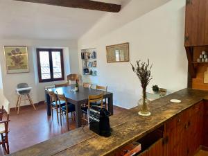 une cuisine avec une table et une salle à manger dans l'établissement Triplex Toit-Terrasse Authentique Vieux-Nice & Mer, à Nice