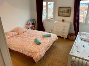 - une petite chambre avec un lit et une commode dans l'établissement Triplex Toit-Terrasse Authentique Vieux-Nice & Mer, à Nice