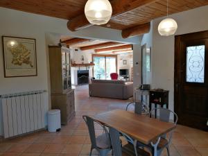 sala de estar con mesa de madera y sillas en Maison au calme entre vignes et Luberon, en Saint-Martin-de-la-Brasque