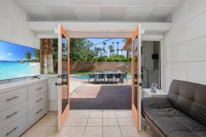 uma cozinha em plano aberto e sala de estar com vista para o oceano em Close to downtown PS - Hike, Bike, Swim, Relax em Palm Springs