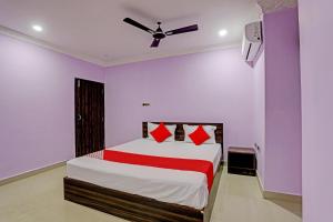 - une chambre avec un lit et un ventilateur de plafond dans l'établissement Flagship VENTURE INN GUEST HOUSE, à Bhubaneswar