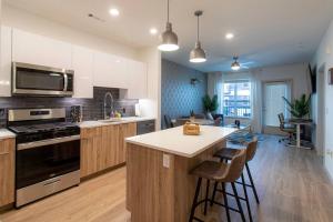 a kitchen with a counter and a stove top oven at Downtown Luxury Oasis: King Bed, Gym, Parking in Chelsea