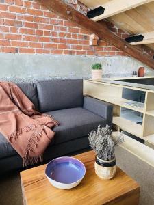 sala de estar con sofá y mesa en The Thomas Gregg Apartments, en Dunedin