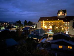 - Vistas a la ciudad por la noche con un edificio en Acogedor departamento, en Puerto Varas