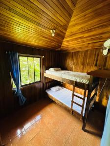 Zimmer mit 2 Etagenbetten in einer Hütte in der Unterkunft Surf Paradise in Playa Santa Teresa