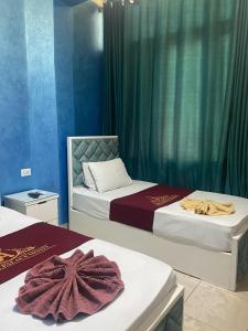 1 dormitorio con 2 camas y toallas. en New Abdeen palace hostel en El Cairo
