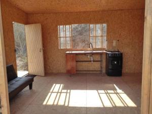 a kitchen with a sink and a stove at Ese Lugar Retirado in Miraflores