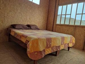 um quarto com uma cama num quarto com uma janela em Ese Lugar Retirado em Miraflores