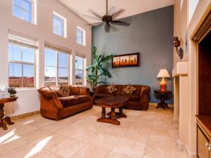 ein Wohnzimmer mit Sofas und einem Deckenventilator in der Unterkunft Uber Chic and Comfortable San Felipe Home in San Felipe