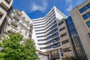 un edificio blanco alto en una ciudad en Panta Rhei Luxury Apartments, en Novi Sad
