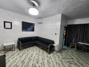 Ruang duduk di The Milton Apartment
