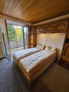una camera da letto con un grande letto con una grande finestra di Gemütliche Ferienwohunung a Bad Grund