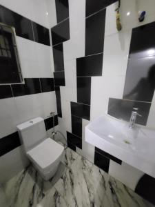 Bilik mandi di The Milton Apartment