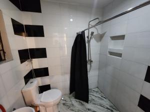 Bilik mandi di The Milton Apartment