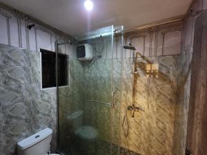 Bilik mandi di The Milton Apartment