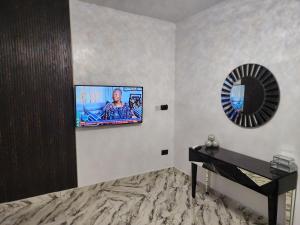 Televisyen dan/atau pusat hiburan di The Milton Apartment
