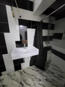 Bilik mandi di The Milton Apartment
